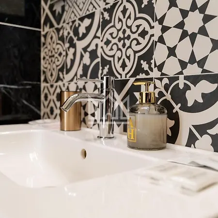 Gold River House 公寓